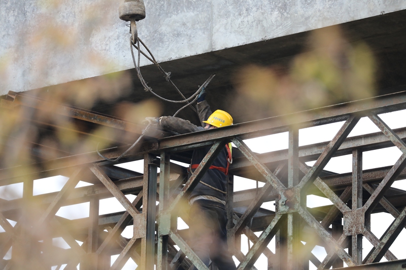 3月8日，貴州省夾巖水利樞紐工程黔西市鐘山鎮仙鵝村段施工點，工人們在進行渡槽橋墩建設。