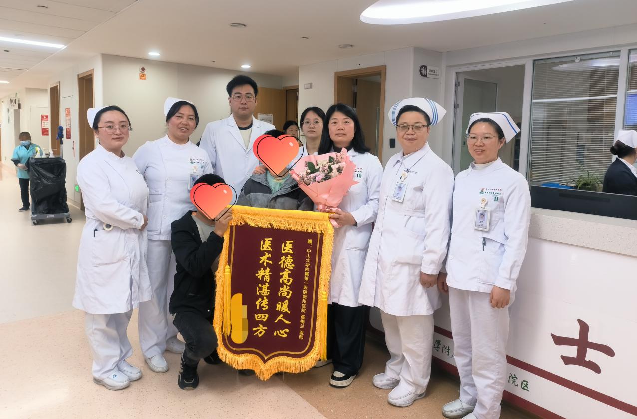 患兒家屬送來錦旗。