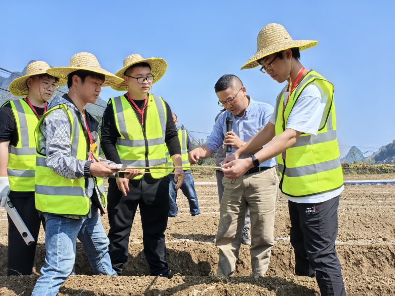 科研團隊在田間地頭開展調研。貴州大學供圖