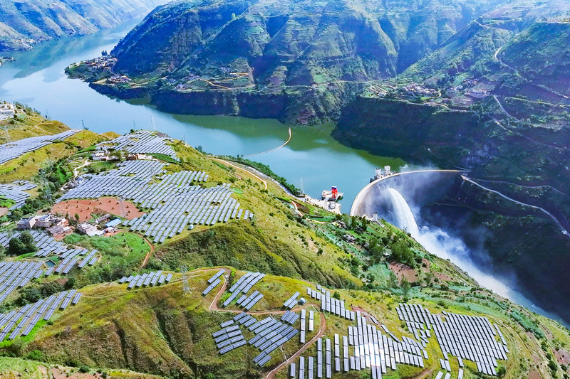 崇山峻嶺中的象鼻嶺水電站和光伏電站在陽光下交相輝映。楊平貴攝