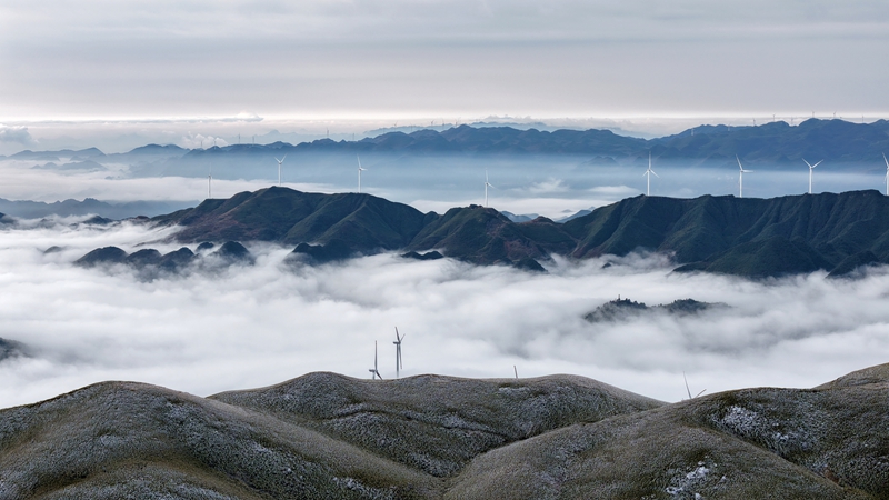 3月10日，在貴州省畢節(jié)市赫章縣阿西里西·韭菜坪景區(qū)拍攝的春雪云海景觀。