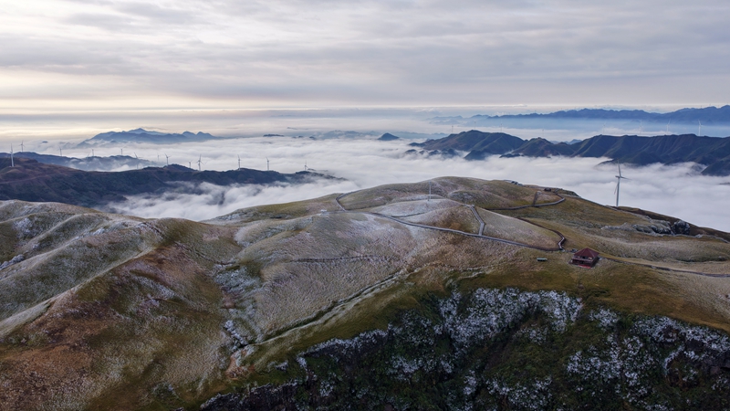 3月10日，在貴州省畢節市赫章縣阿西里西·韭菜坪景區拍攝的春雪云海景觀。