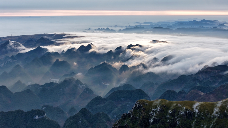 3月10日，在貴州省畢節(jié)市赫章縣阿西里西·韭菜坪景區(qū)拍攝的春雪云海景觀。
