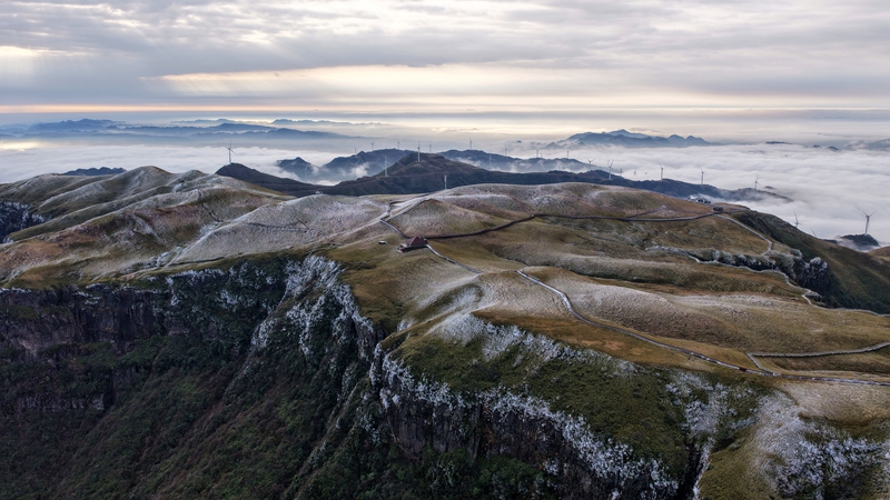 3月10日，在貴州省畢節市赫章縣阿西里西·韭菜坪景區拍攝的春雪云海景觀。