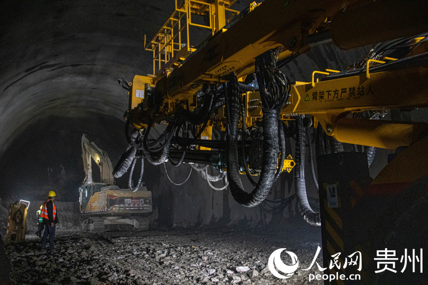 銅巖隧道施工正酣。人民網(wǎng) 黃小桃攝