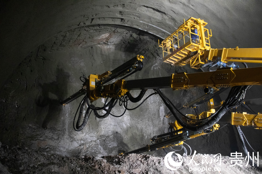 三壁鑿巖臺車正在作業。人民網 黃小桃攝