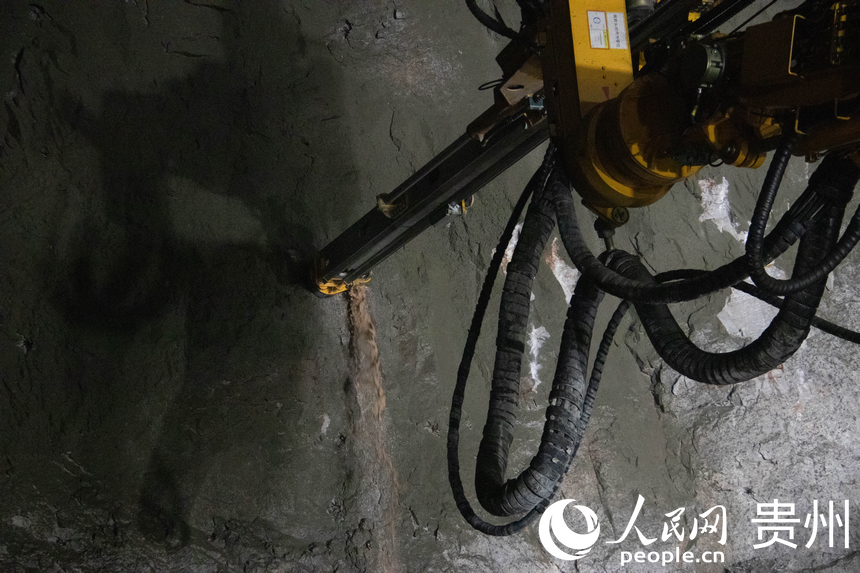 三壁鑿巖臺(tái)車正在作業(yè)。人民網(wǎng) 黃小桃攝
