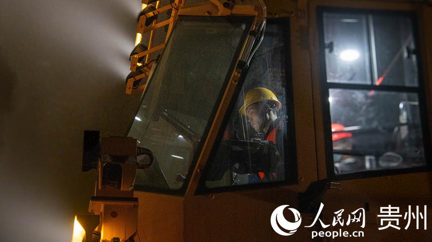 工作人員正在操控三壁鑿巖臺車。人民網 黃小桃攝
