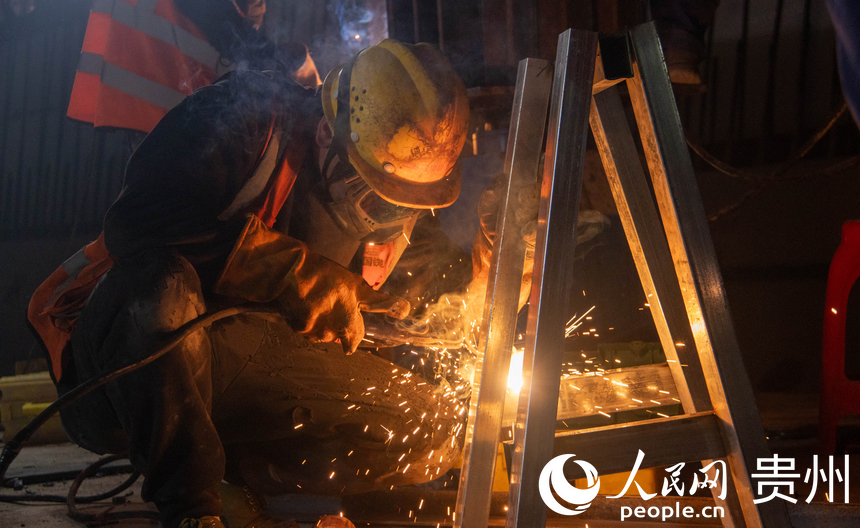 工作人員正在隧道內進行焊接作業。人民網 黃小桃攝