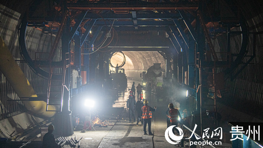 銅巖隧道施工正酣。人民網 黃小桃攝