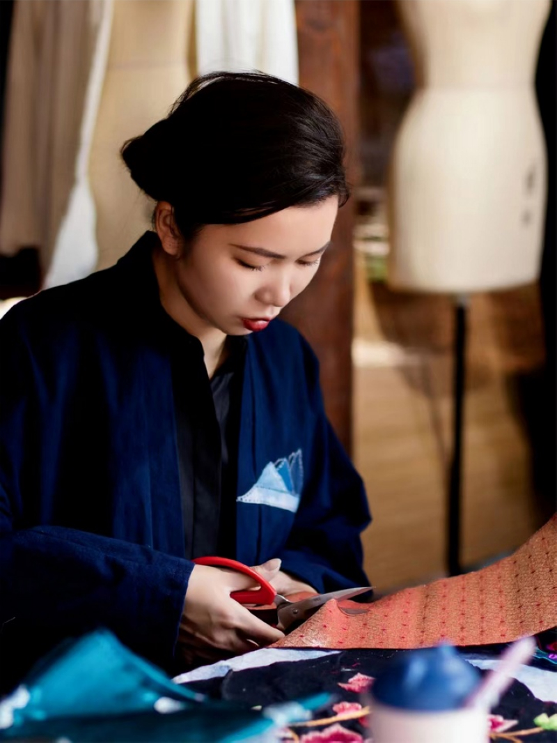 李利正在制作民族手工藝品。貴州省農(nóng)業(yè)農(nóng)村廳供圖