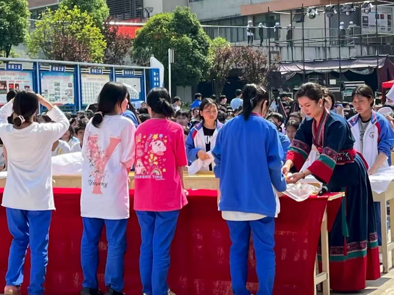 走進校園。李利供圖