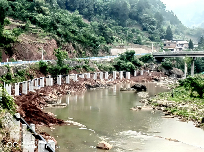 污水管網(wǎng)提升改造工程中管網(wǎng)鋪設(shè)。習(xí)水縣融媒體中心供圖