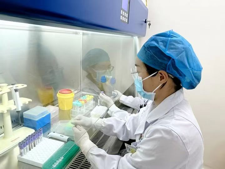 醫護人員在教學科研實訓基地實踐。