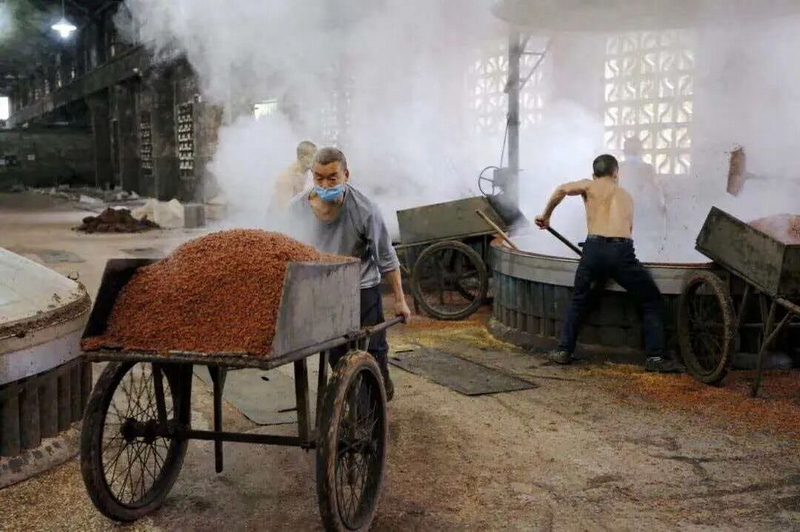 凌晨四點就開始勞作的茅臺鎮釀酒場面。