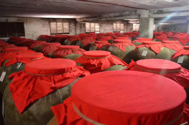 裝進陶壇里的酒慢慢轉化。