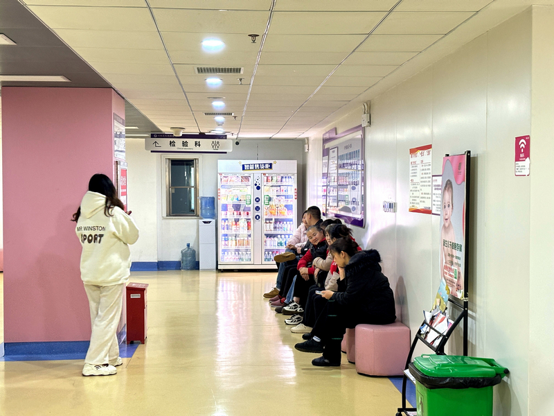 候診大廳里群眾等候惠民篩查相關(guān)服務(wù)。刁苓沙攝