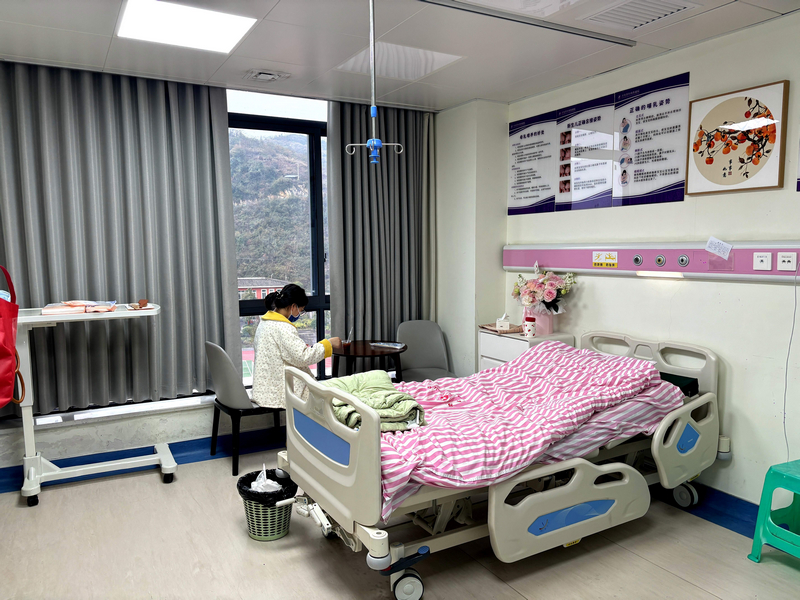 溫馨整潔的 VIP 病房,為產(chǎn)后媽媽提供舒適休養(yǎng)環(huán)境。刁苓沙攝