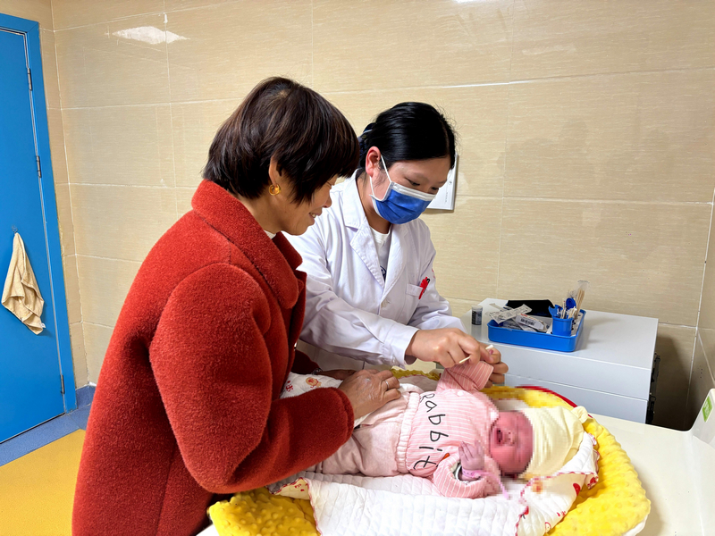 醫(yī)護(hù)人員為新生兒進(jìn)行健康篩查。刁苓沙攝