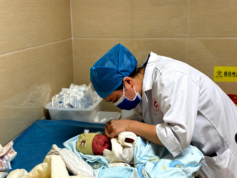 醫(yī)護(hù)人員細(xì)致為新生寶寶做疾病篩查。刁苓沙攝