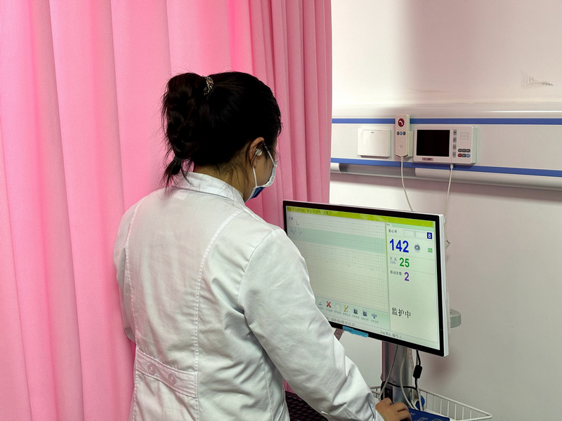 醫(yī)護(hù)人員監(jiān)測胎心,守護(hù)孕期母嬰健康。刁苓沙攝