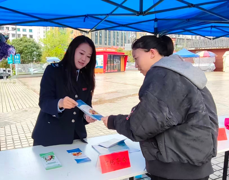 福泉稅務(wù)：“稅務(wù)藍(lán)”攜手“志愿紅”綻放文明光彩。