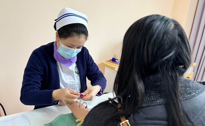 松桃縣婦幼保健醫務人員基層婦女工作者采集血糖。