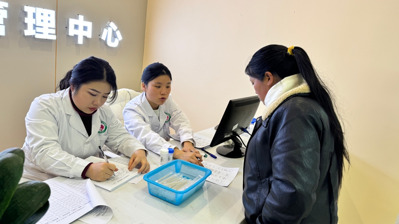 松桃縣基層婦女工作者忙于登記免費健康體檢信息。