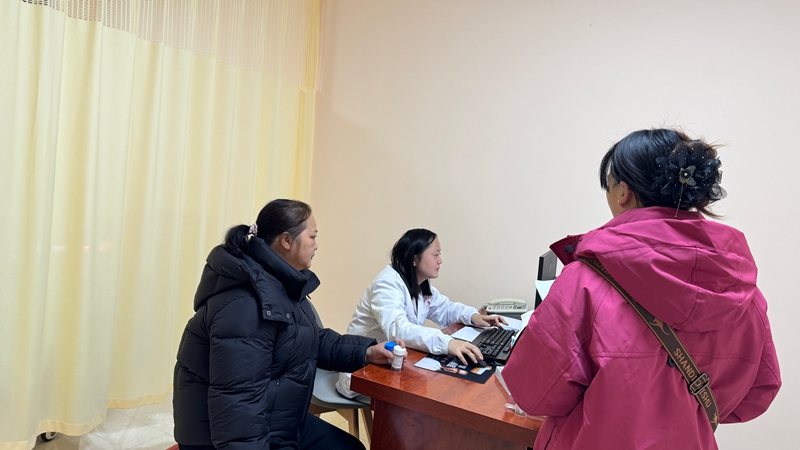 松桃縣基層婦女工作者忙于登記免費健康體檢信息。