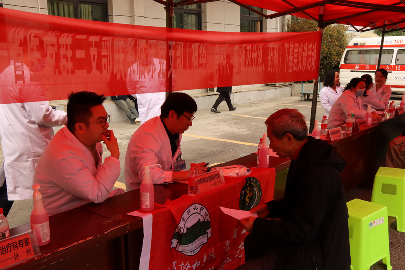 北京協(xié)和醫(yī)院在赫章義診現(xiàn)場。王龍虎攝