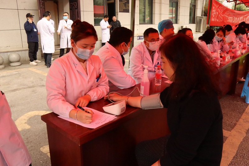 貴州省人民醫(yī)院組團式幫扶隊員在赫章義診。王龍虎攝