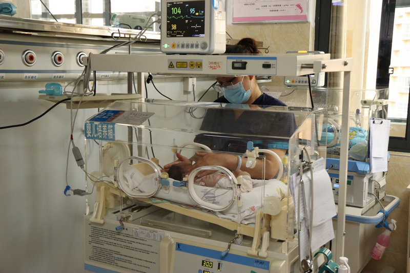 貴州省人民醫(yī)院組團式幫扶專家在新生兒科查房。王龍虎攝