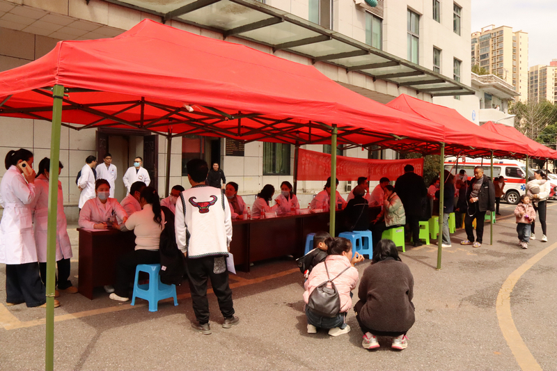 貴州省人民醫院組團式幫扶專家在赫章義診。王龍虎攝