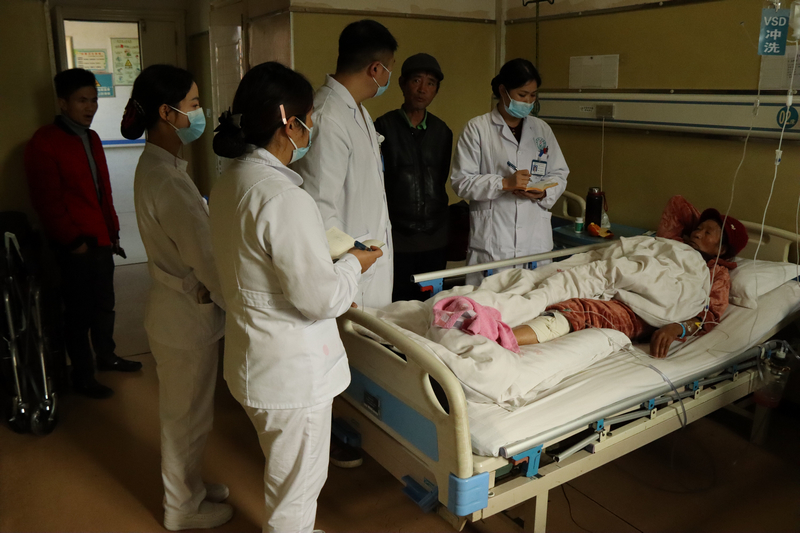 貴州省人民醫院組團式幫扶專家在查房。王龍虎攝