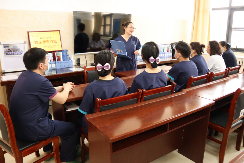 貴州省人民醫院組團式幫扶專家在開展臨床示范培訓。王龍虎攝