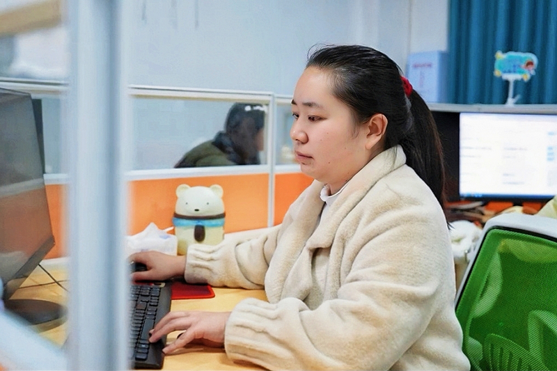 搬遷群眾王慶仙正忙碌工作。