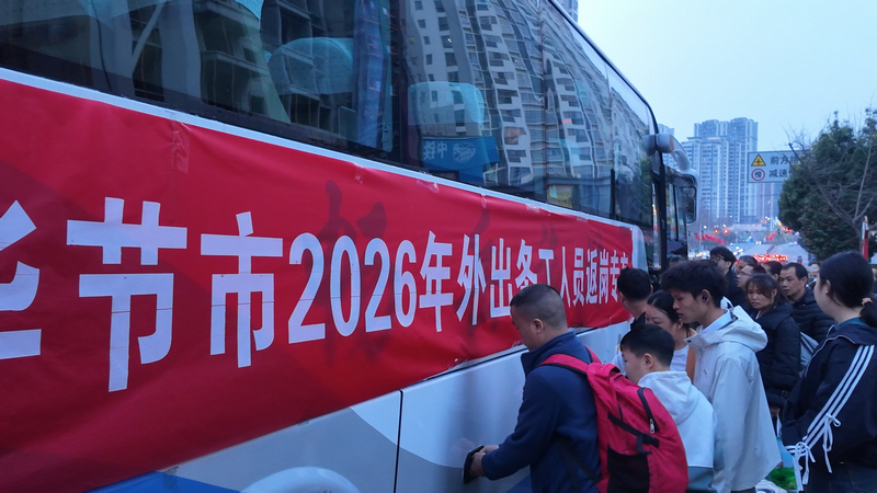 務工人員正在放自己的行李。