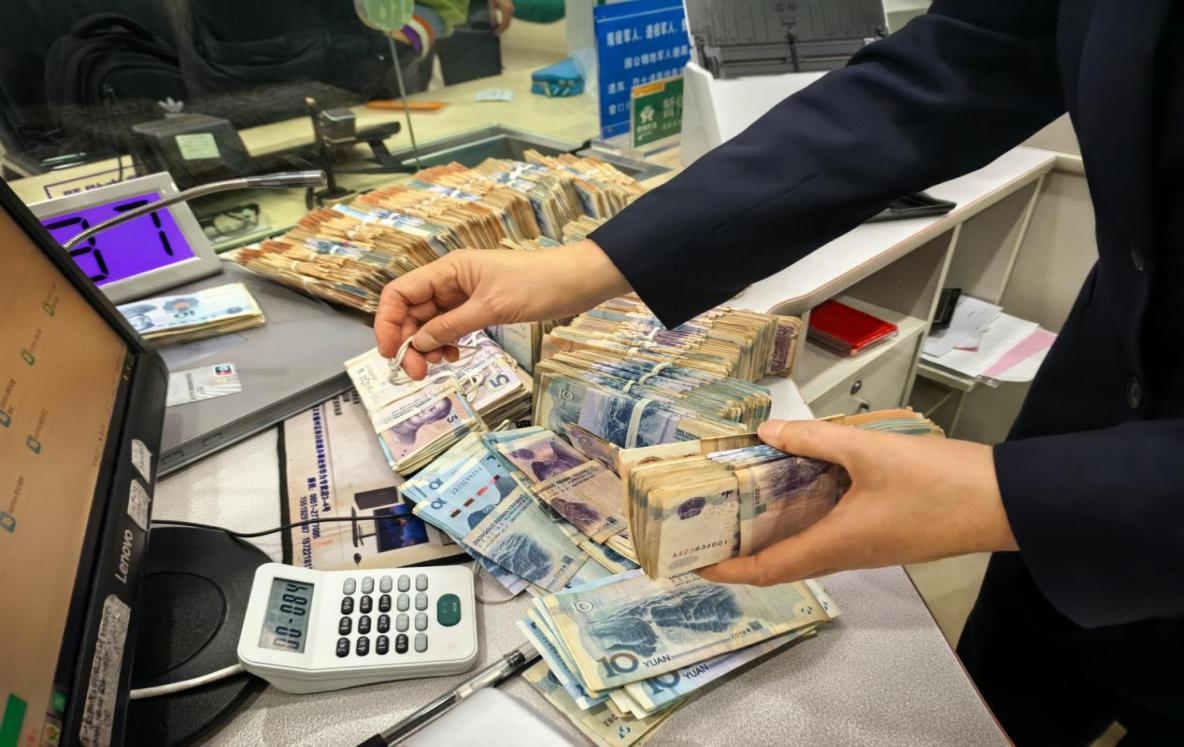 員工為客戶清點(diǎn)零錢。