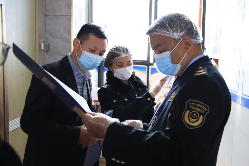 赫章縣市場監(jiān)管局對縣域內(nèi)考點周邊餐飲進行檢查 王衛(wèi) 攝