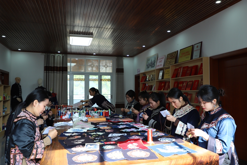 繡娘圍坐在一起繡馬尾繡.jpg