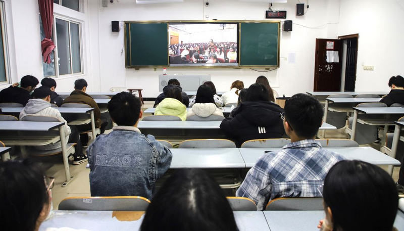凱里學院師生收看貴州省2026年春季學期“開學第一課”現場。