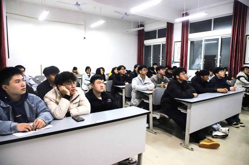 凱里學院師生收看貴州省2026年春季學期“開學第一課”現場。