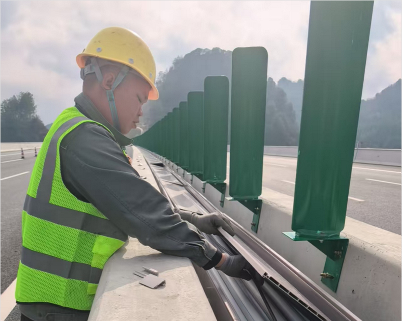 移動公司工作人員鋪設通信網絡。