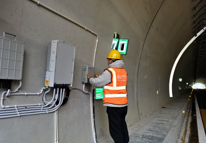 貴州移動在高速公路隧道安裝專用天線。