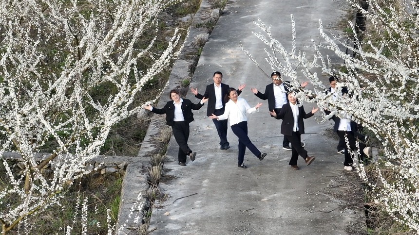 獨(dú)山朵羅村1600畝李花進(jìn)入最佳觀賞期。