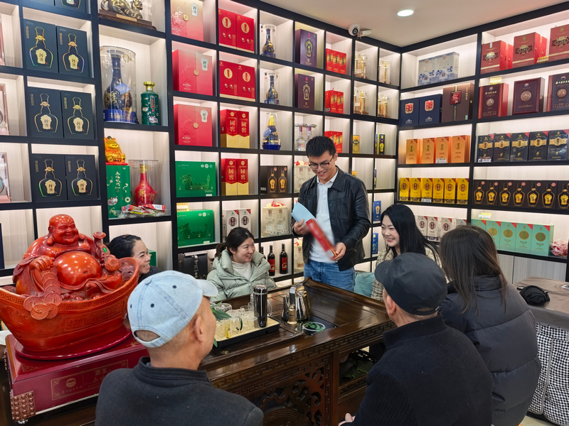 王星偉(站立)介紹商品。