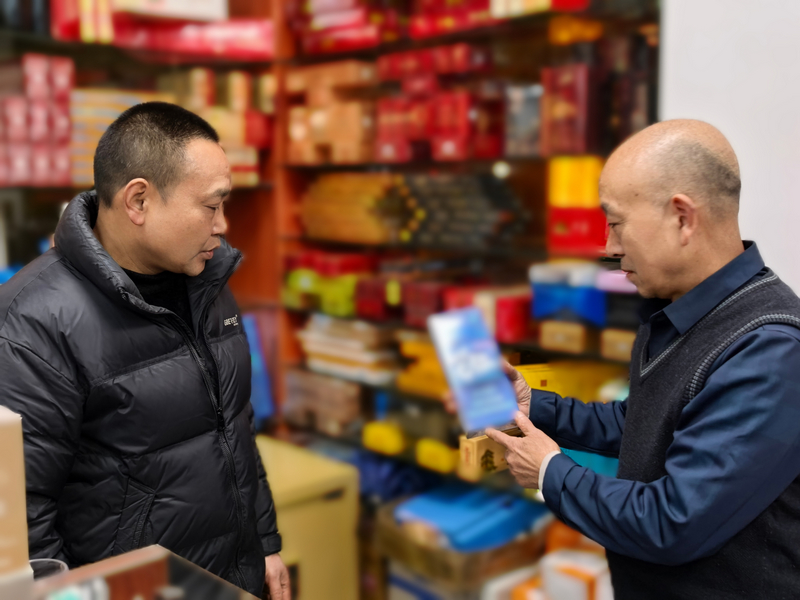 聶勇(右)給消費者介紹新品。