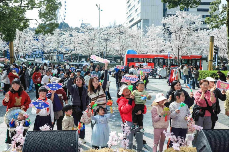 市民游客觀看演出。