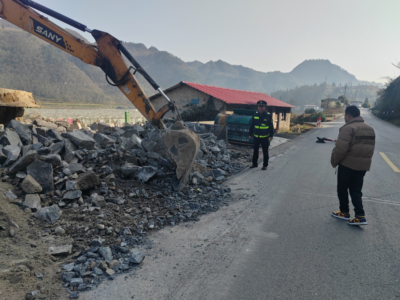 2026年3月11日在“鄉村法律明白人”的配合下當事人主動清理路面堆放材料。
