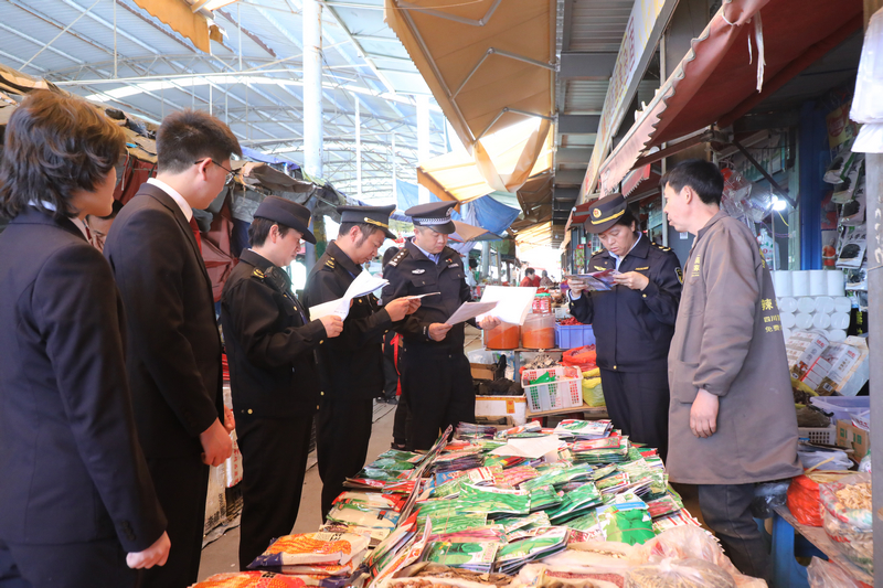 聯合執法人員開展檢查。